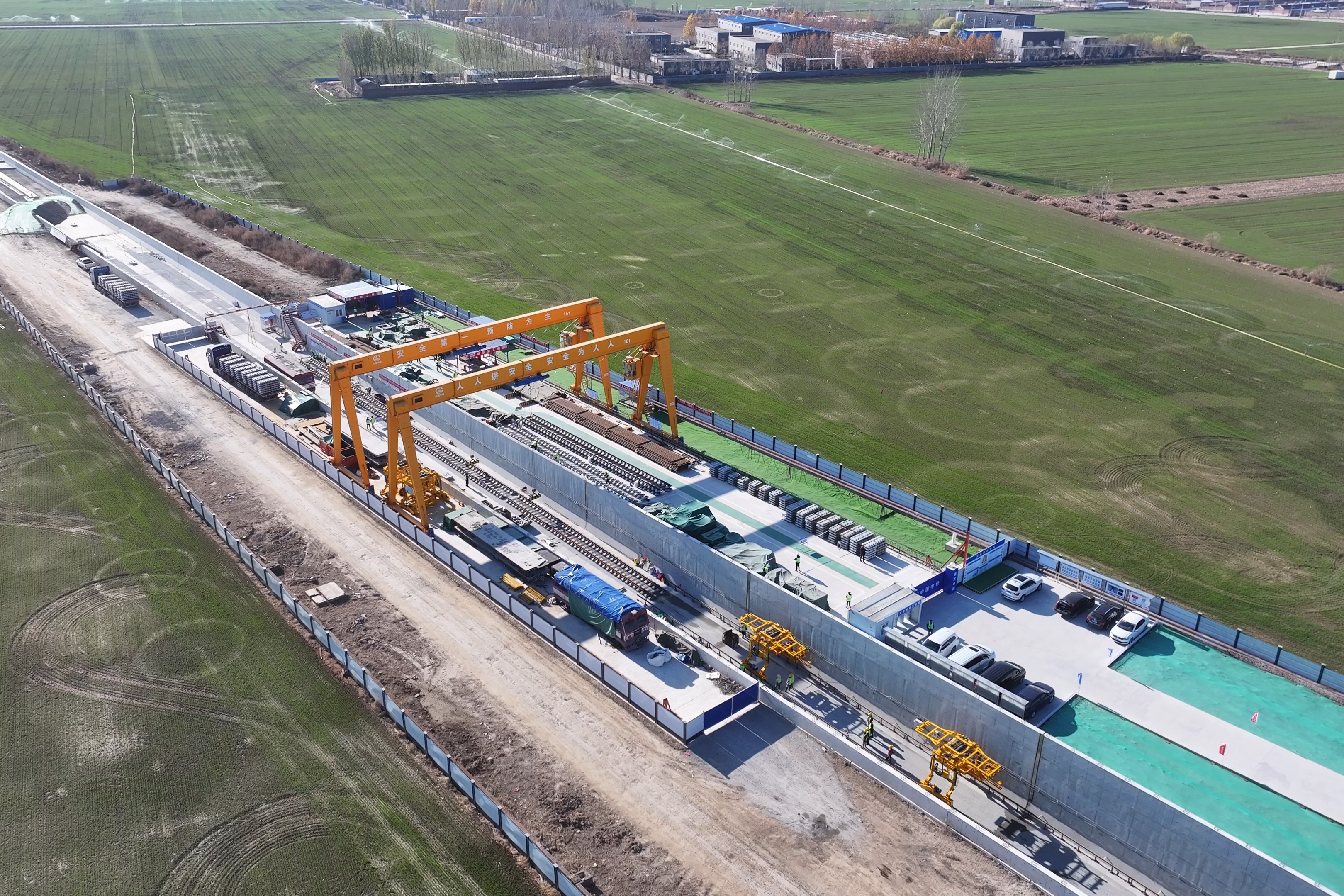 北京轨道交通22号线河北段启动铺轨