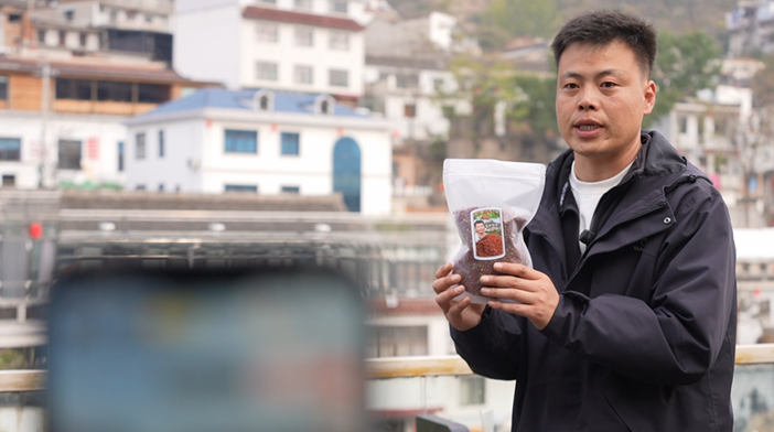 手机成“新农具”，直播变“新农活”