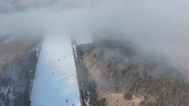 石家庄鹿泉区：太行山野 云间滑雪