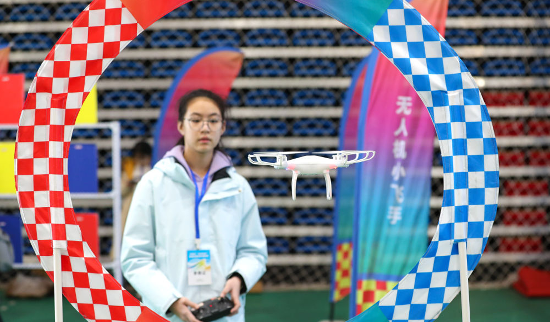 山东青岛：机器人竞赛中感受科技魅力