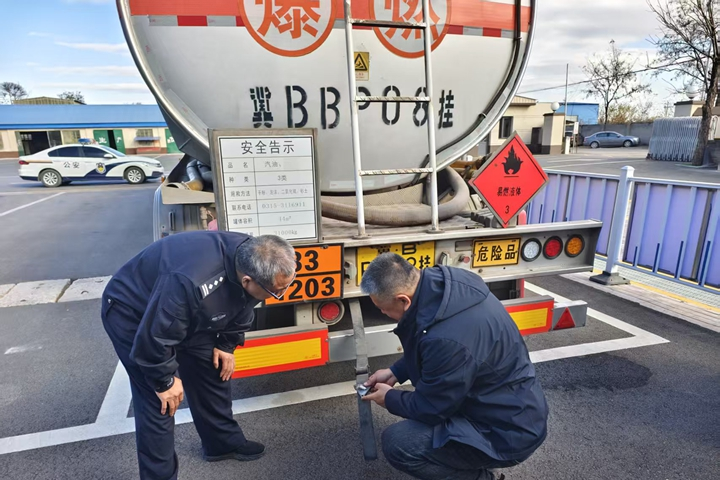 交警进企业 为冬季出行筑牢安全“防护网”