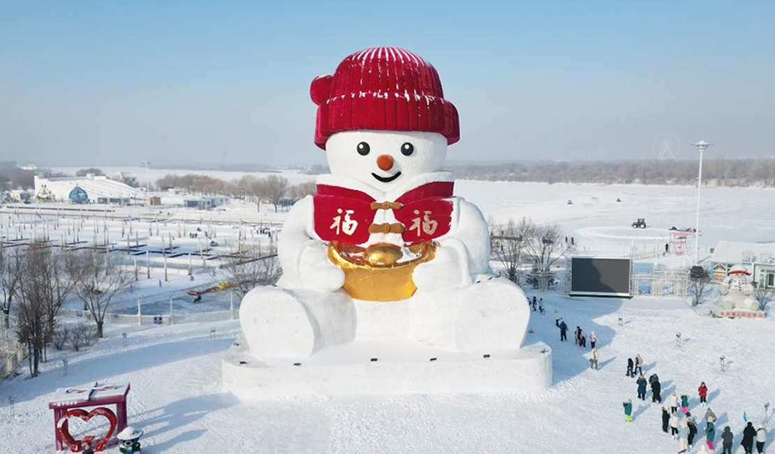 又一巨型雪人亮相哈尔滨