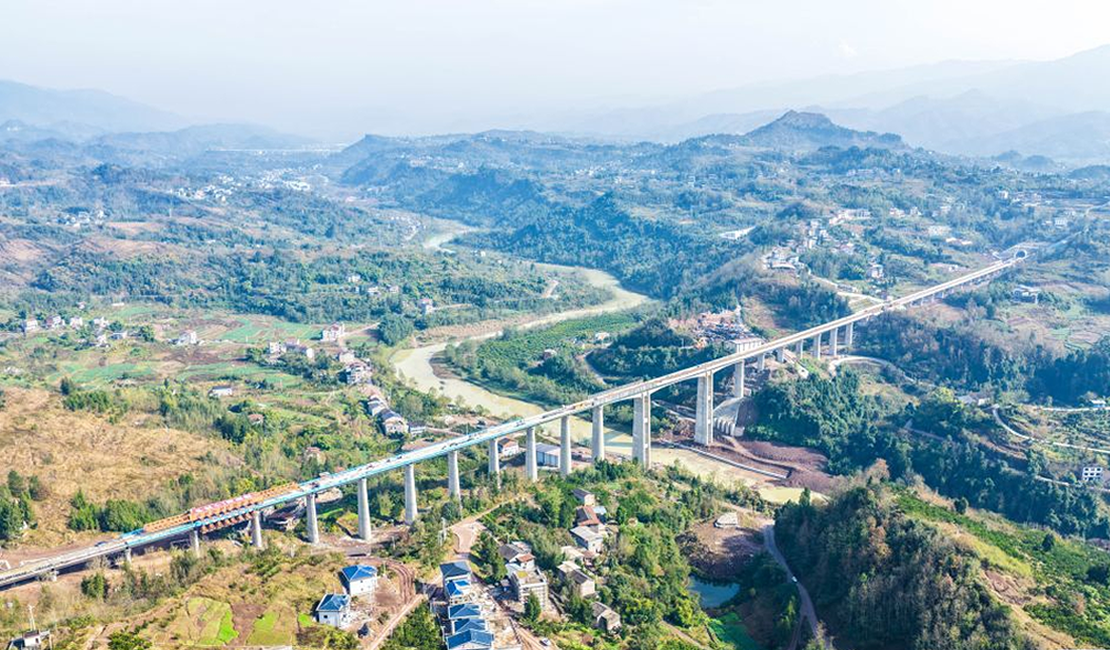 成达万高铁普里河特大桥顺利合龙