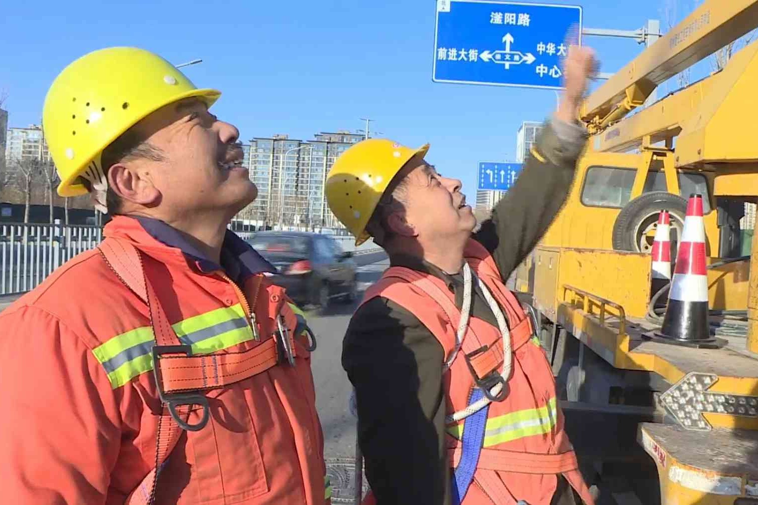 冬季路灯维护 保障设施安全运行