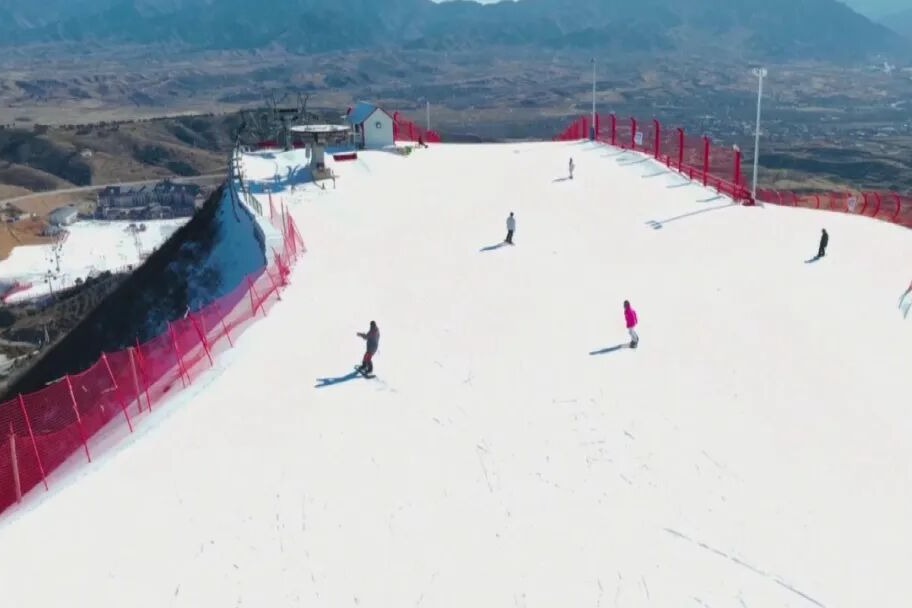 河北保定：玩转冰雪 热闹奔腾