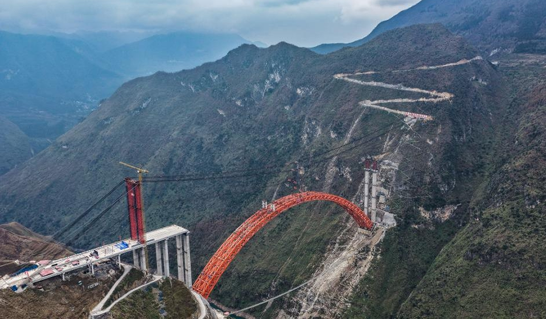 安盘高速古牛河特大桥顺利合龙