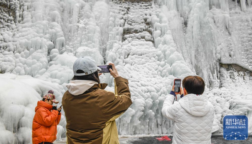河北兴隆：天然冰瀑醉游人