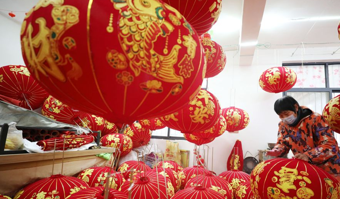 赶制灯笼迎新春