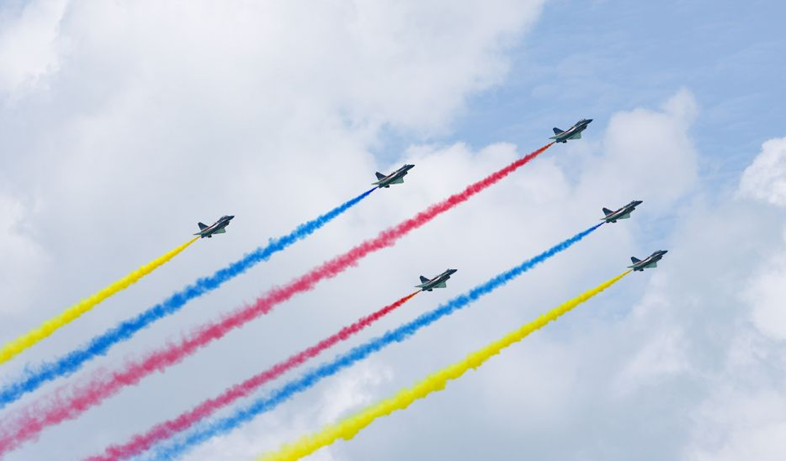 中国空军八一飞行表演队在第十届新加坡航展进行飞行表演