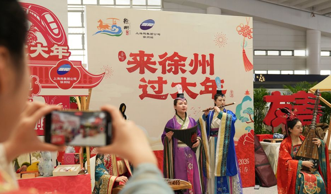 民俗技艺进高铁站 温暖春运路