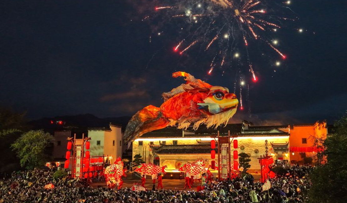 安徽黄山：“鳌鱼飞天”点亮千年古村
