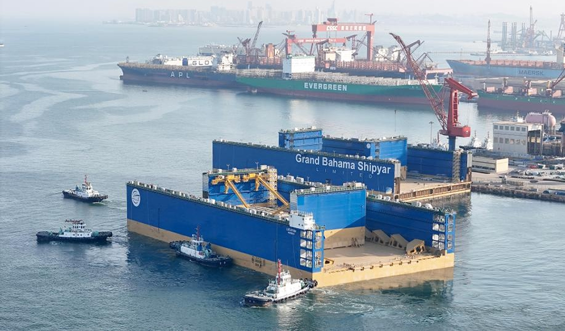 12万吨举力浮船坞在山东青岛启运