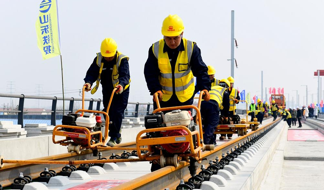 济滨高铁进入全线铺轨作业阶段