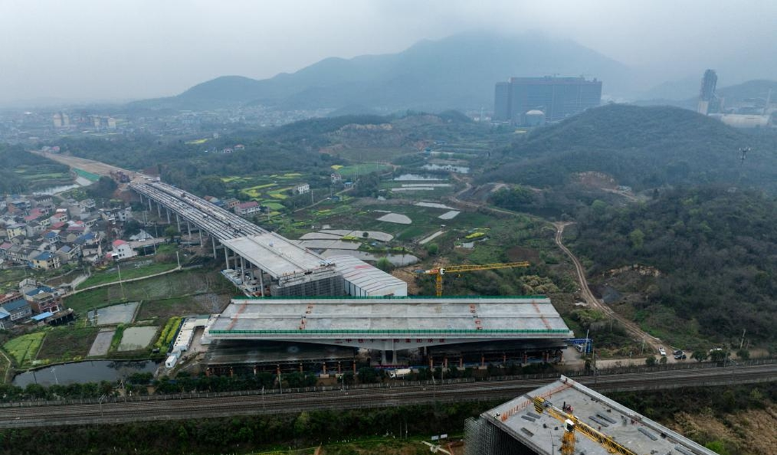湖北：2.6万吨大桥成功转体
