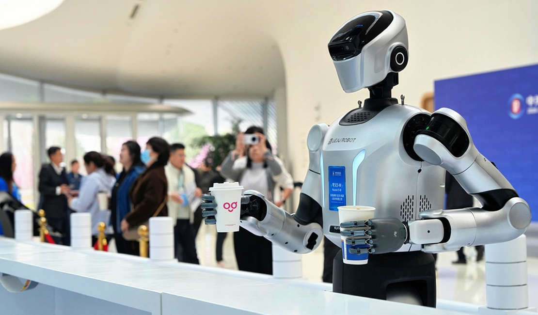 中关村论坛上演“机器人总动员”