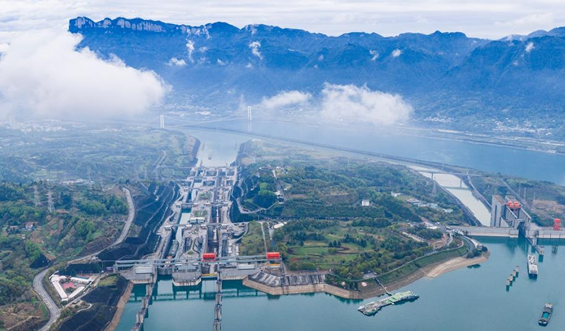 三峡南线船闸检修进度过半 三峡枢纽通航保障有力