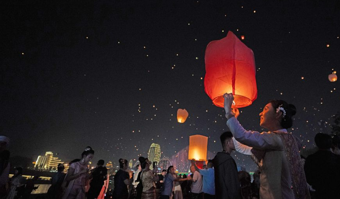 澜沧江畔孔明灯点亮夜空