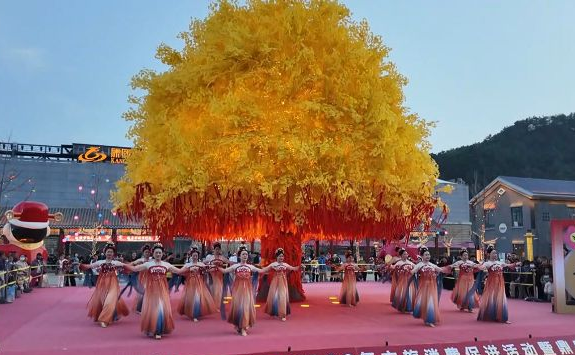 河北承德：《康熙大典》十五季震撼启幕 元宝街点燃文旅消费新热潮