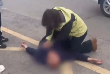 七旬老人路边晕厥 女护士紧急跪地施救
