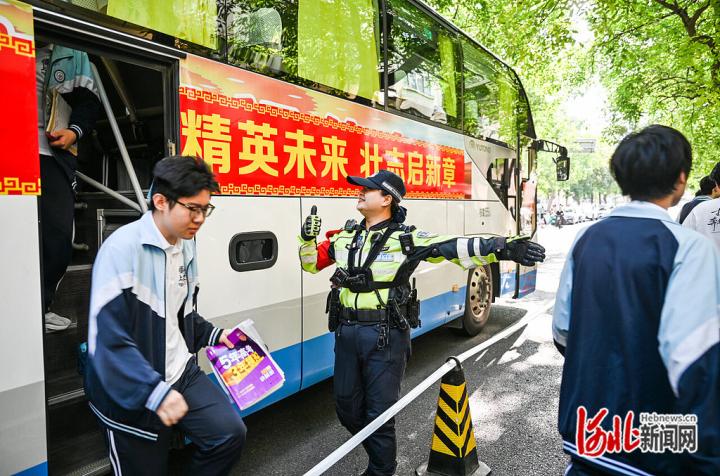 铁骑送考、加急办证，河北公安暖心护考