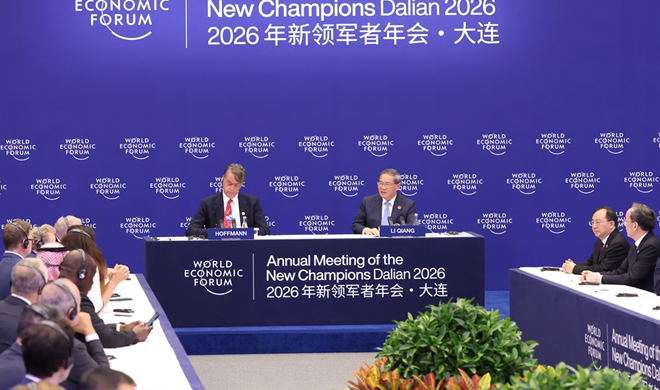 李强出席2026年夏季达沃斯论坛工商界代表座谈会