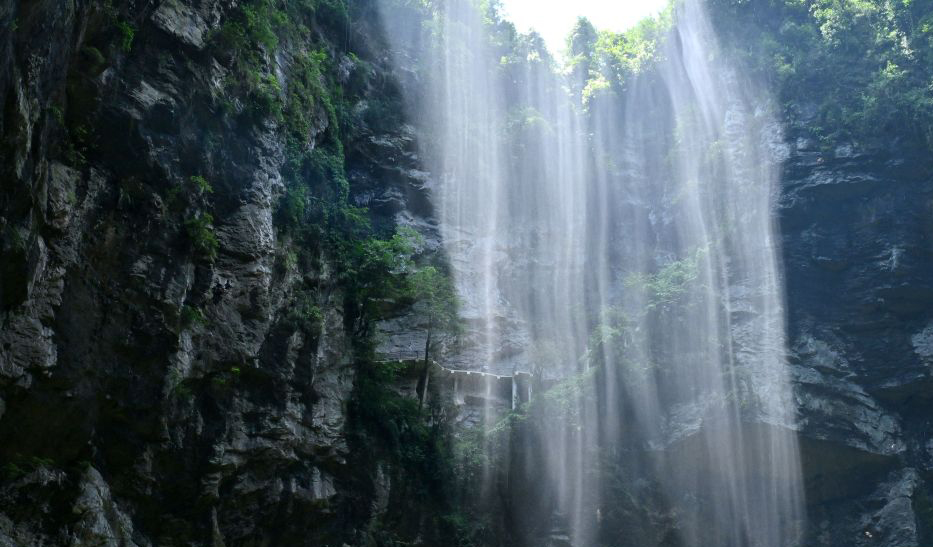 湖北宣恩：290米天坑里的夏日秘境