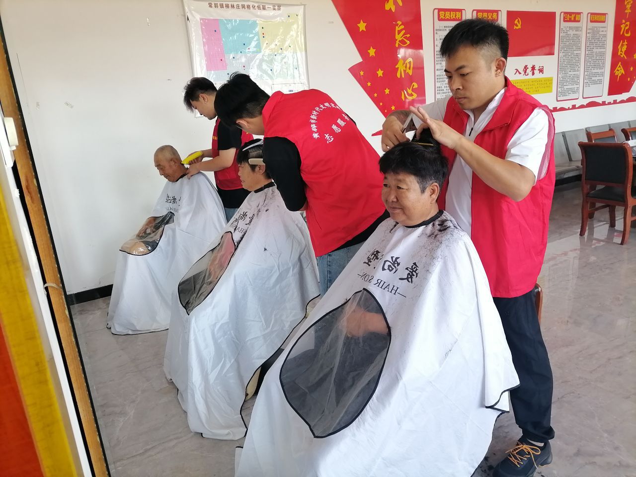 李玉刚：爱心义剪情暖乡邻