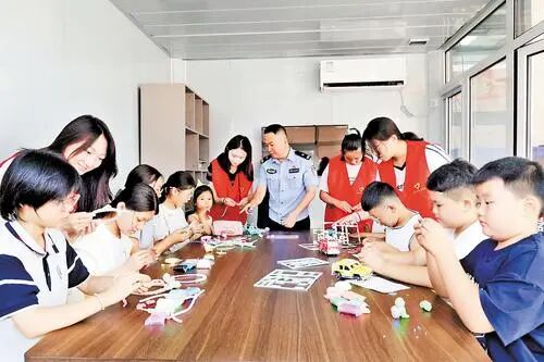 警务小屋成了孩子们的暑假乐园