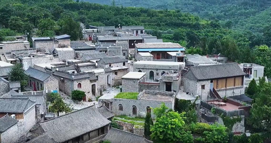 走在乡间小路上丨深山石村“变形记”
