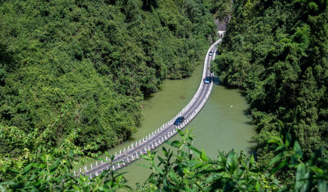湖北宣恩：游绿水青山 享夏日清凉