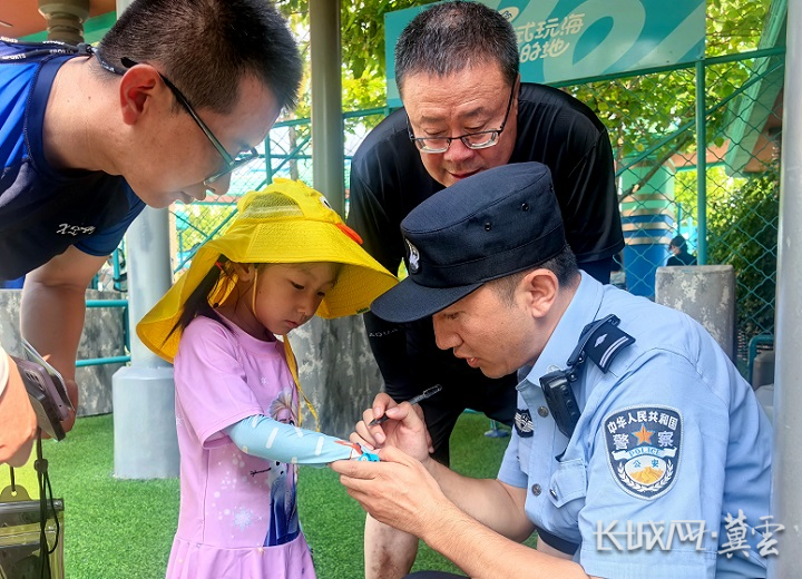 秦皇岛海防推出“防走失手环”守护景区儿童安全