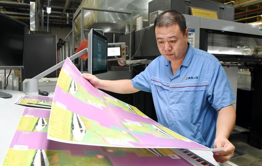 河北石家庄加紧印制教材迎接新学年