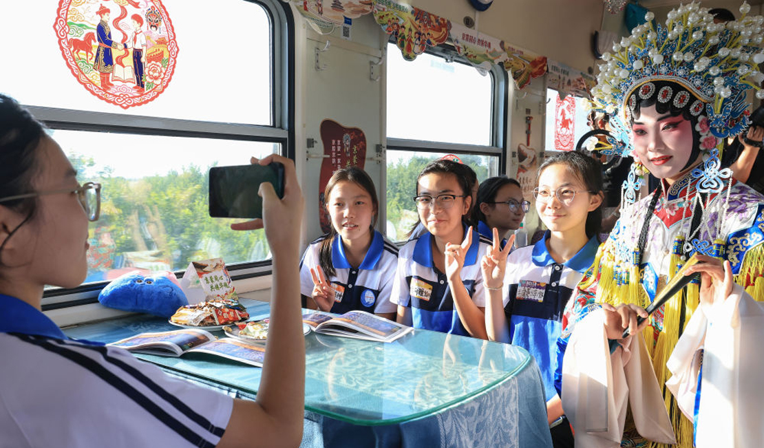 哈铁开行今年首趟黑龙江至北京研学旅游专列