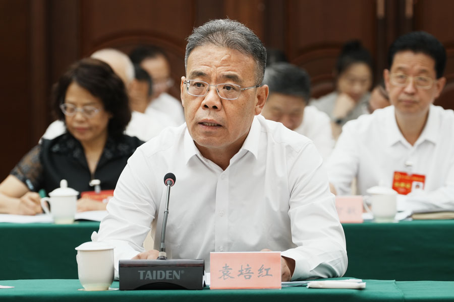 省北京大兴国际机场建设工作领导小组办公室专职副主任袁培红回答问题