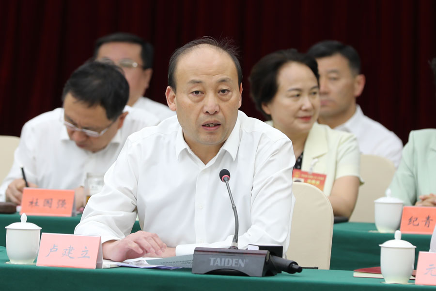 省气象局副局长卢建立回答问题