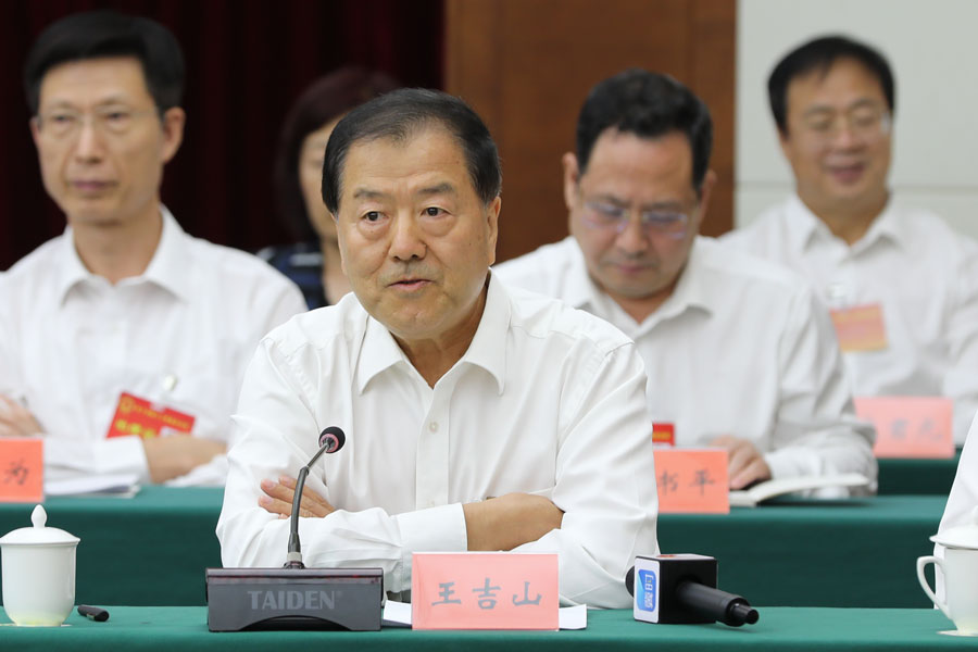 省人大常委会委员、省十四届人大社会建设委员会委员王吉山提问