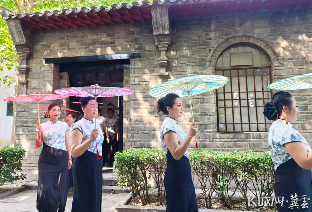 衡水武强举办“旗韵绘年画 国风贺双节”主题展演