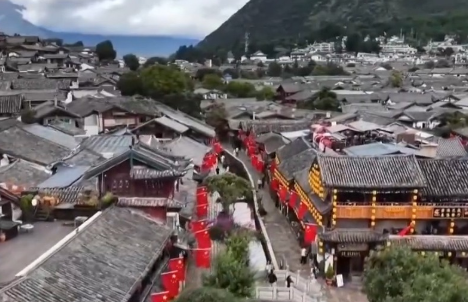 鲜亮“中国红”与古建筑同框 感受各地浓厚国庆氛围