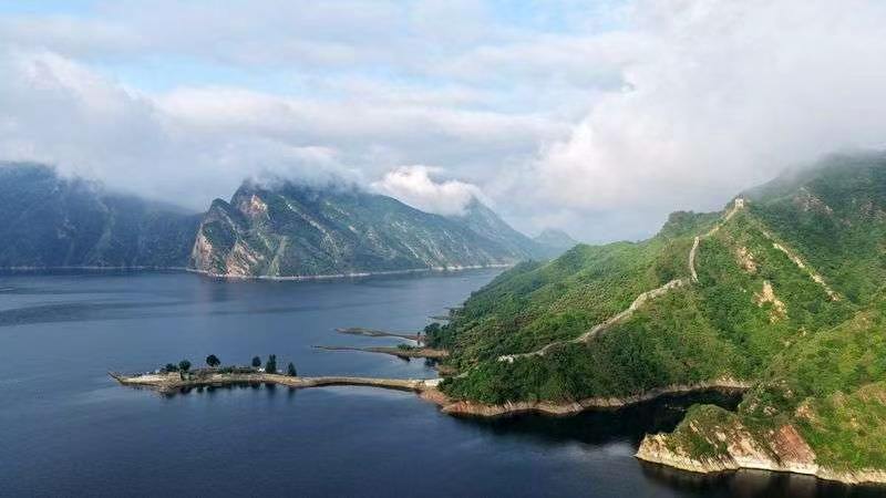 河北宽城：一湖碧水映蓝天 半城山水半城诗