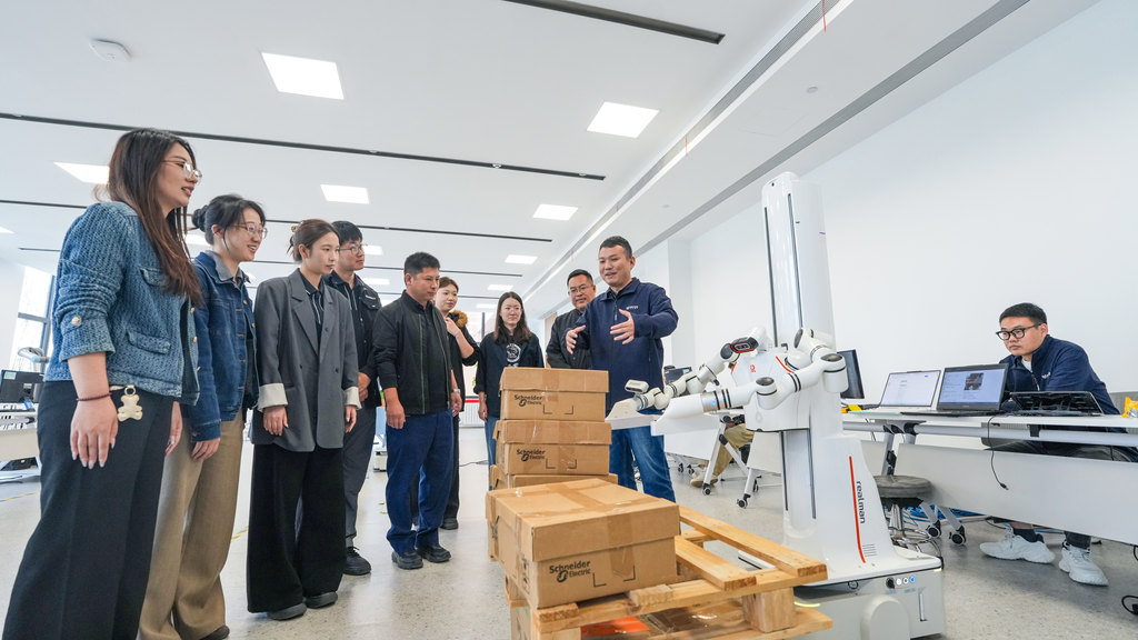 走进雄安人工智能实训基地