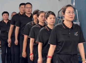 省十七运青少年游泳比赛｜技术官员队伍整齐划一显风采