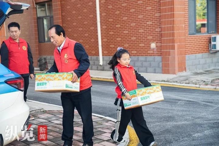 石家庄63岁退役老兵重阳节携一家三代到养老院探望老人，已坚持四年