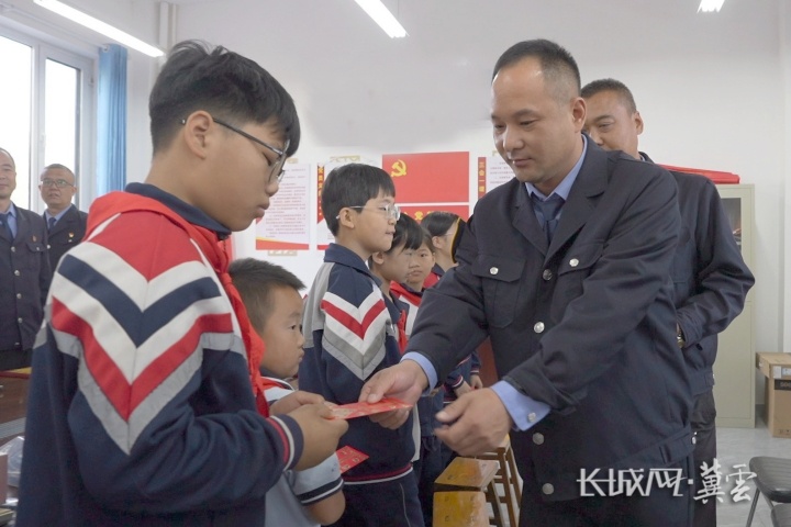 二十四载爱心接力 河北邯郸公交51路助学暖童心