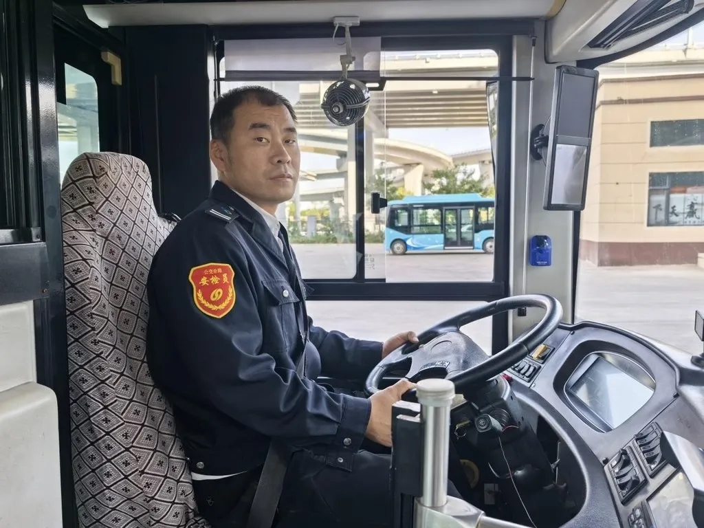 石家庄公交车上这一幕，真暖……