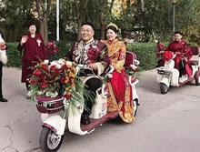 三轮当婚车 沿途发喜糖
