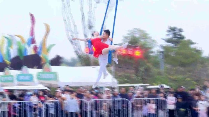 奇幻杂技嘉年华点亮湖城 非遗技艺演绎秋日盛宴