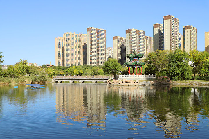 河北衡水：湖光秋韵入画来 市民乐享秋日时光
